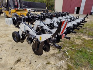 Semoir pour semis simplifié Agrisem Strip-Cat II porté Repliable