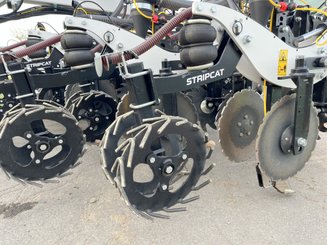 Semoir pour semis simplifié Agrisem Strip-Cat II traîné Repliable
