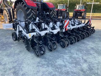 Semoir pour semis simplifié Agrisem Strip-Cat II porté Repliable