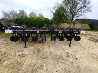 Semoir pour semis simplifié Agrisem Strip-Cat II porté Repliable