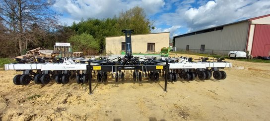 Semoir pour semis simplifié Agrisem Strip-Cat II porté Repliable