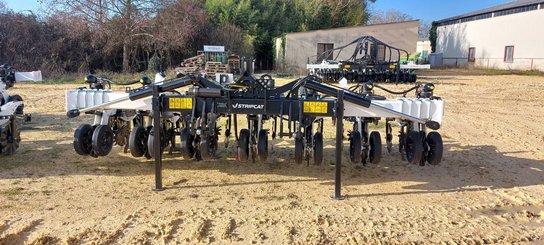 Semoir pour semis simplifié Agrisem Strip-Cat II porté Repliable