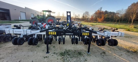 Semoir pour semis simplifié Agrisem Strip-Cat II porté Repliable