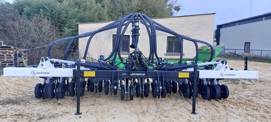 Semoir pour semis simplifié Agrisem Strip-Cat II porté Repliable