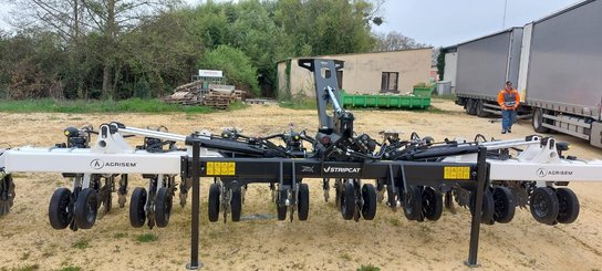 Semoir pour semis simplifié Agrisem Strip-Cat II porté Repliable