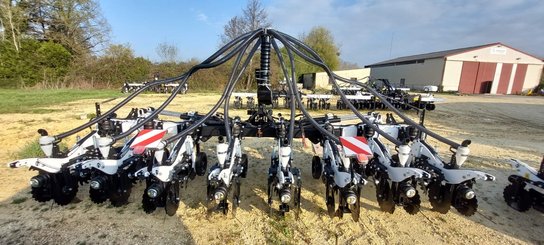 Semoir pour semis simplifié Agrisem Strip-Cat II porté Repliable