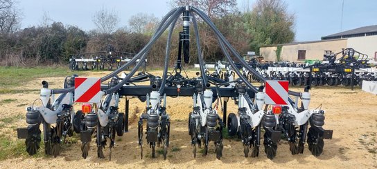 Semoir pour semis simplifié Agrisem Strip-Cat II porté Repliable