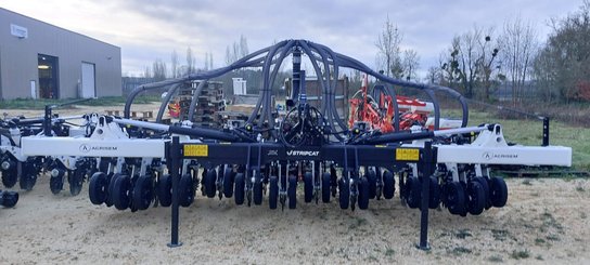 Semoir pour semis simplifié Agrisem Strip-Cat II porté Repliable