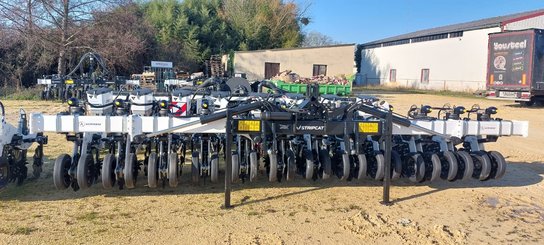 Semoir pour semis simplifié Agrisem Strip-Cat II porté Repliable