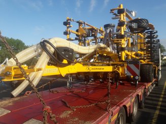 Semoir pour semis simplifié Agrisem Vibrosem traîné Repliable