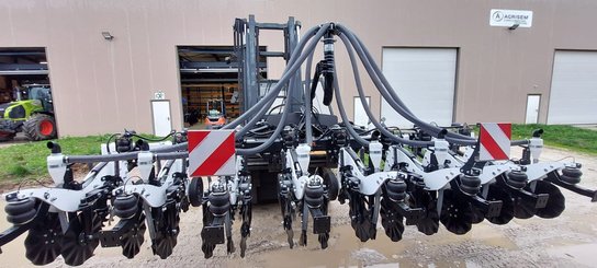Semoir pour semis simplifié Agrisem Strip-Cat II porté Repliable