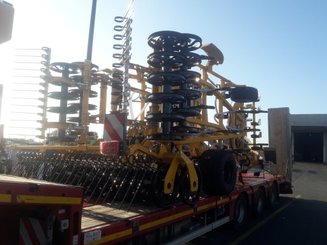 Semoir pour semis simplifié Agrisem Vibrosem traîné Repliable