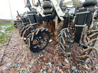 Semoir pour semis simplifié Agrisem Strip-Cat II porté Repliable