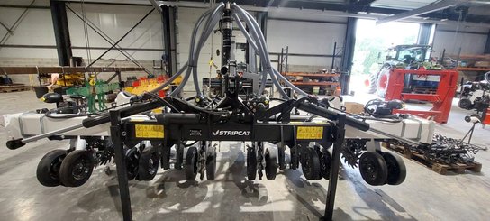 Semoir pour semis simplifié Agrisem Strip-Cat II porté Repliable