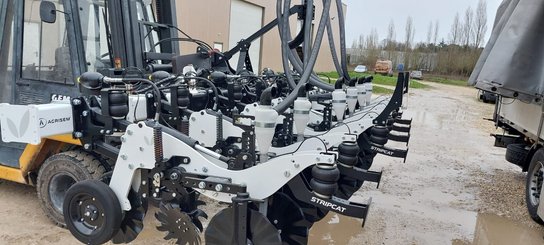 Semoir pour semis simplifié Agrisem Strip-Cat II porté Repliable