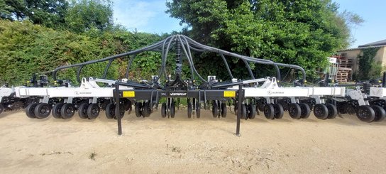 Semoir pour semis simplifié Agrisem Strip-Cat II porté Repliable