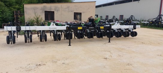 Semoir pour semis simplifié Agrisem Strip-Cat II porté Repliable