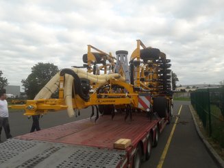 Semoir pour semis simplifié Agrisem Vibrosem traîné Repliable