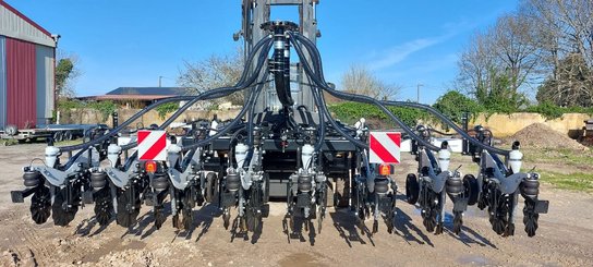 Semoir pour semis simplifié Agrisem Strip-Cat II porté Repliable