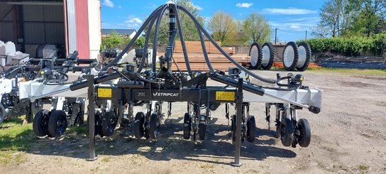 Semoir pour semis simplifié Agrisem Strip-Cat II porté Repliable
