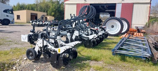 Semoir pour semis simplifié Agrisem Strip-Cat II porté Repliable